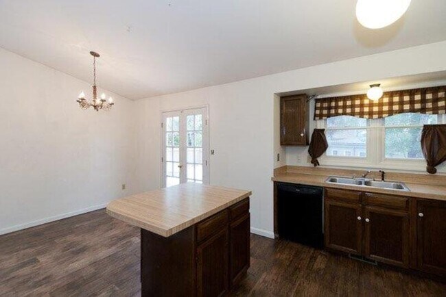 Foto del edificio - 1008 Camelot Cir