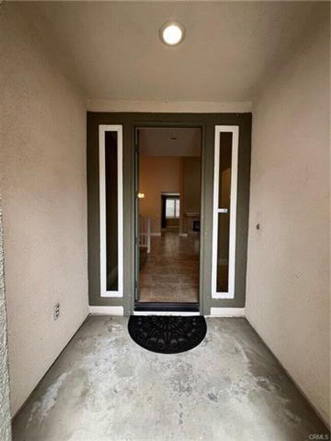 Building Photo - Canyon Hills Home