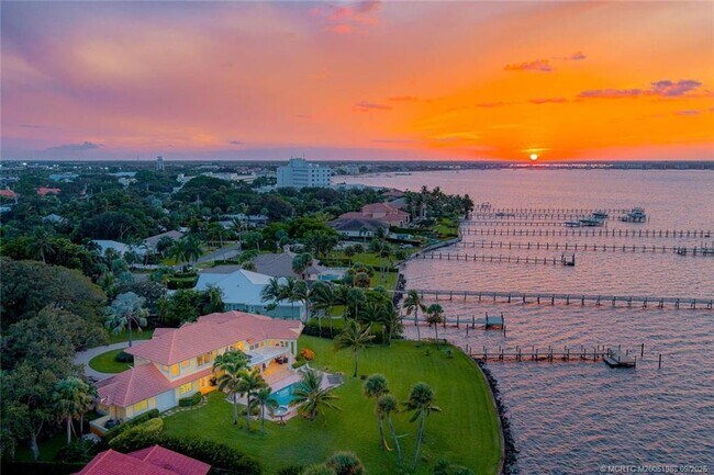 Foto del edificio - 901 SE Riverside Dr