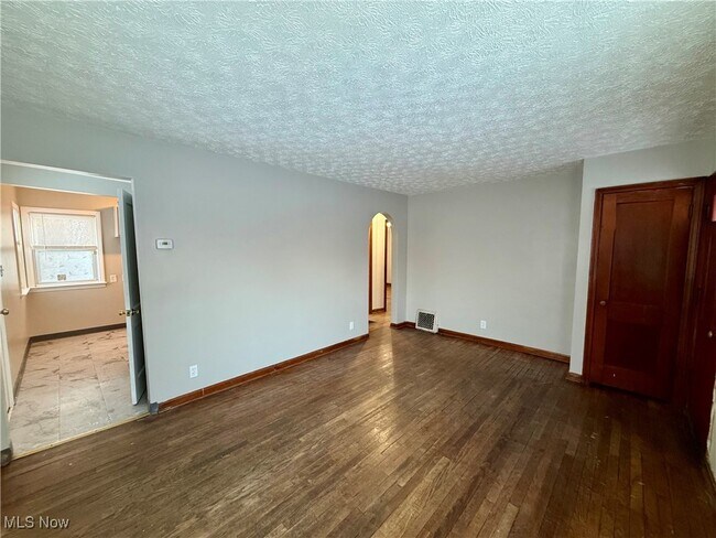 Foto del edificio - 912 E Archwood Ave