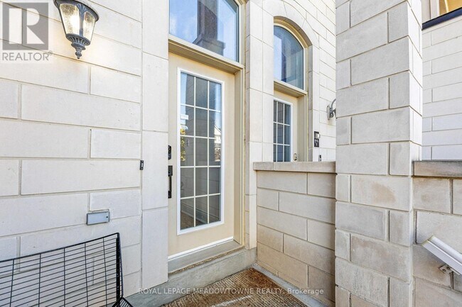 Photo du bâtiment - 9105 Derry Rd W