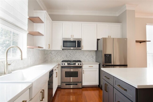 Building Photo - 1646 W 13th St