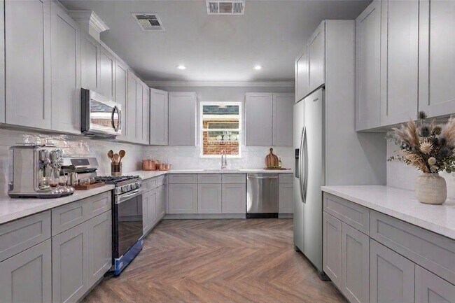 Foto del edificio - 7655 Ameswood Rd