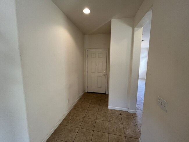 Foto del edificio - Residential 3 bed 2 bath in Elk grove