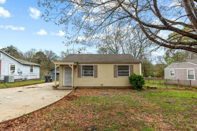 Building Photo - Charming & Newly Renovated 4 Bedroom 2 Bat...