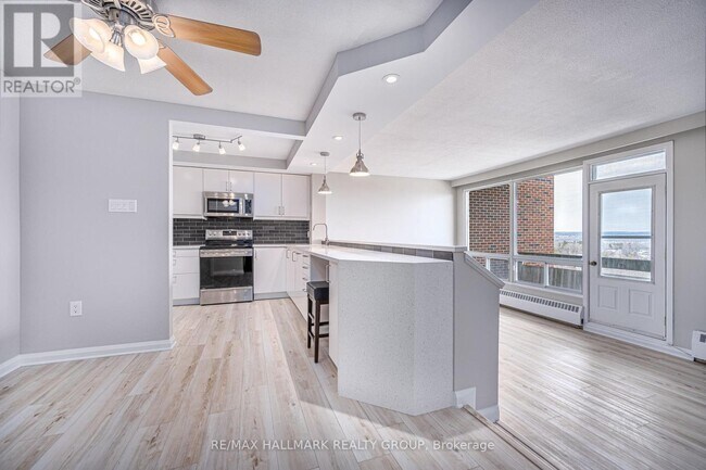 Photo du bâtiment - 915-1915 Elmsmere Rd
