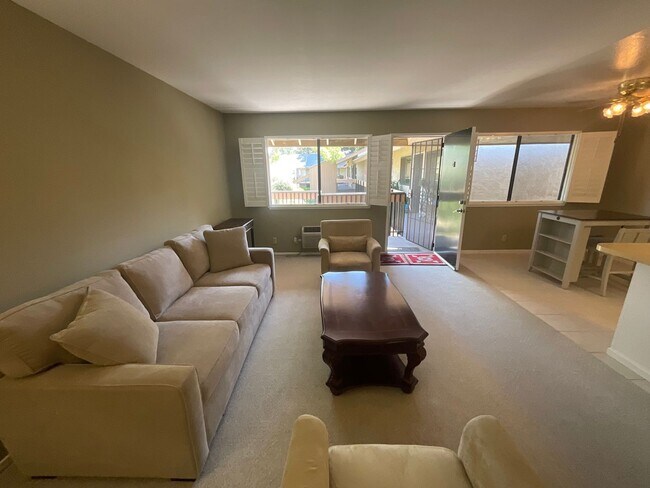 Foto del edificio - Available Now is a Beautiful Condo Located...