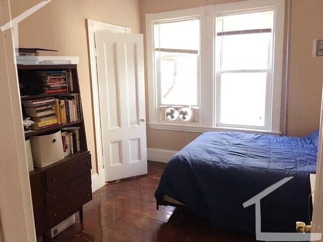 Building Photo - Large 5 Bed 2 Bath in Roxbury