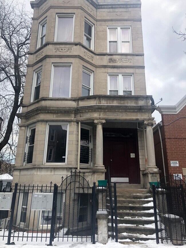 Frente - 1425 N Maplewood Ave