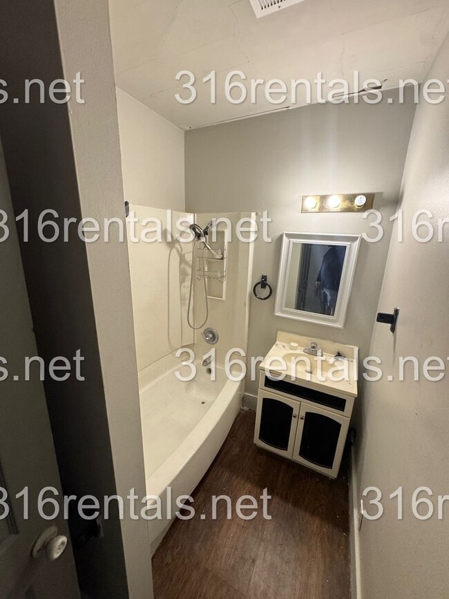 Building Photo - $1095 - 4 bed 2 bath - Single Family Home - NEWLY RENOVATED