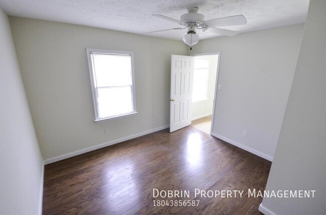 Building Photo - Spacious Renovated 4BD: HUGE YARD - WALK t...