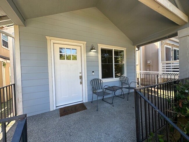 Foto del edificio - 3 BEDROOM 2.5 BATH HOME WITH GARAGE