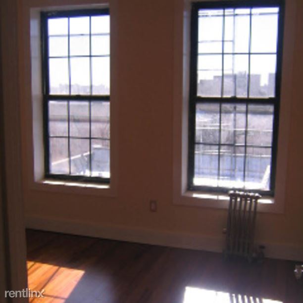 Building Photo - 203 Scholes St