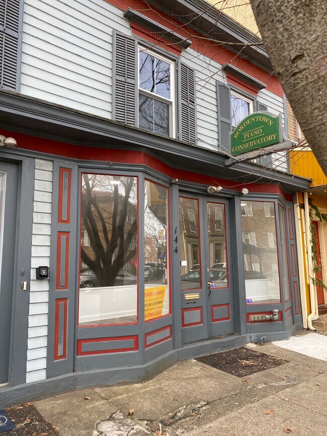 Foto del edificio - 144 Farnsworth Ave