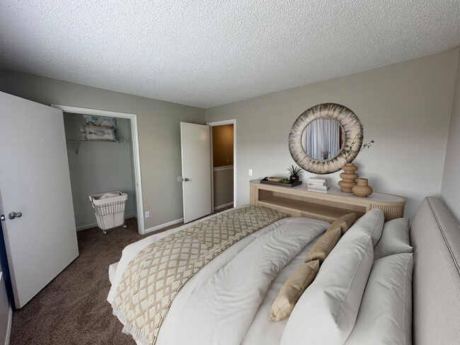 Foto del edificio - The Village at Crestview Apartments