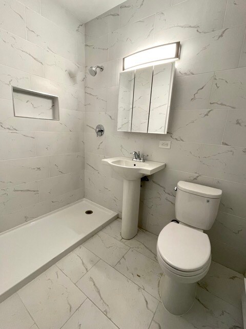 Building Photo - Beautiful Gold Coast 1 Bed/1 Bath Apartment