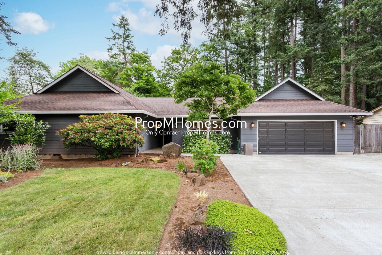 Foto principal - Updated 5 Bedroom Oasis in LO - Backyard o...
