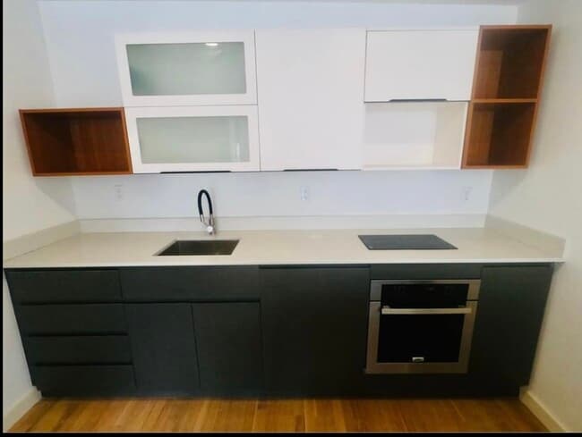 Kitchen with granite countertops - 35 Springside Ave