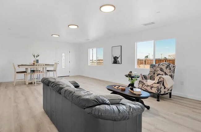 Foto del edificio - 3 BEDROOM - NEW CONSTRUCTION