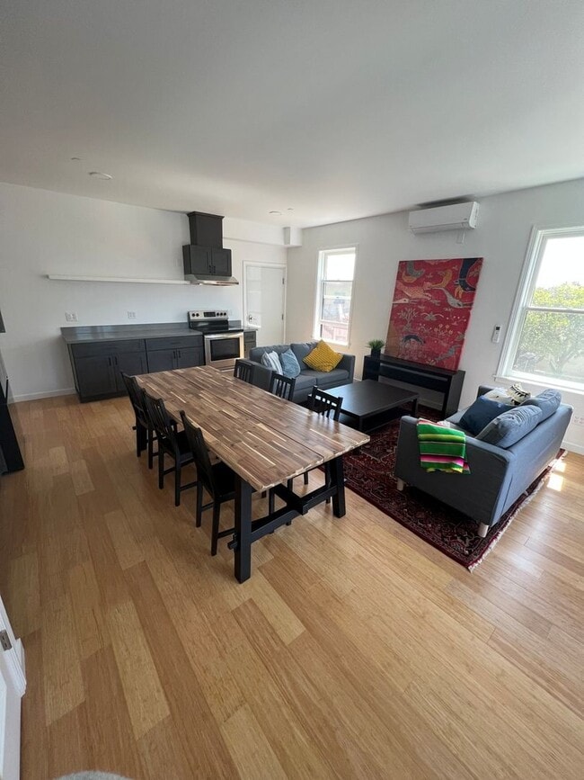 Foto del edificio - Viewing Schedule: Please call Shami at (415) 225-2543 to schedule a viewing.