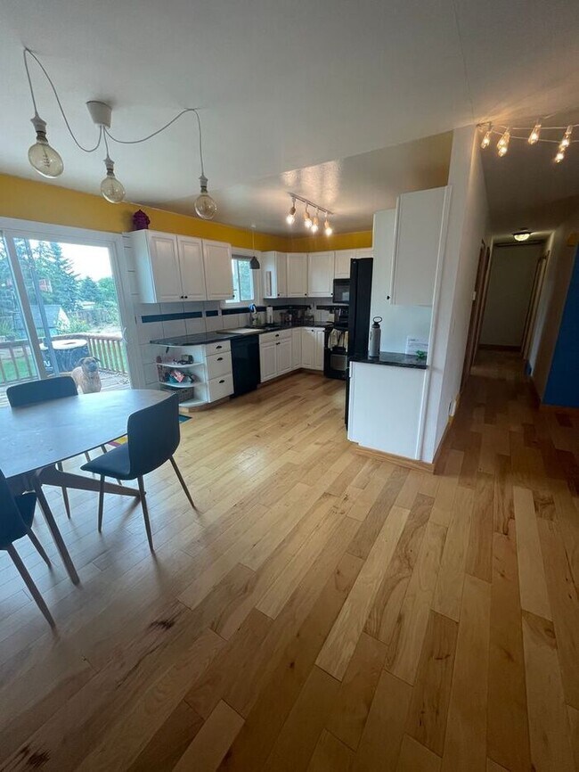 Building Photo - Spacious 3 Bed 1 Bath House in West Fort C...