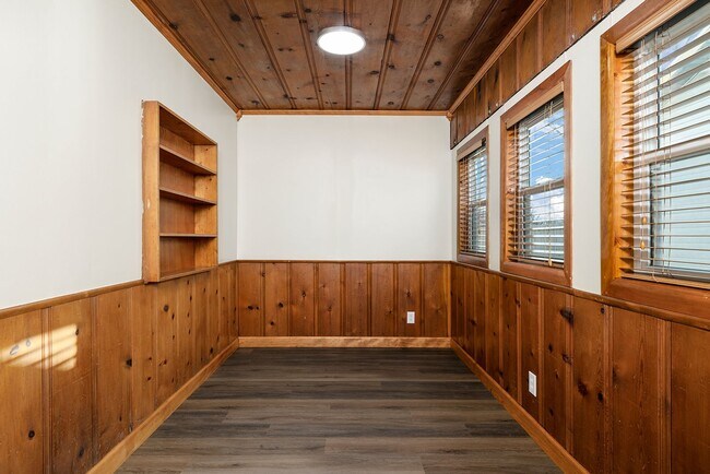 Building Photo - Recently Updated Home!