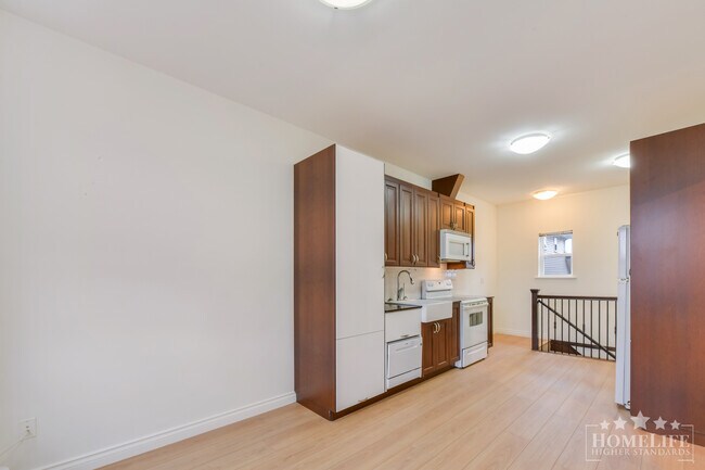 Photo du bâtiment - Bright 2 Bedroom Basement Suite in Quiet Cloverdale Location All Utilities Included