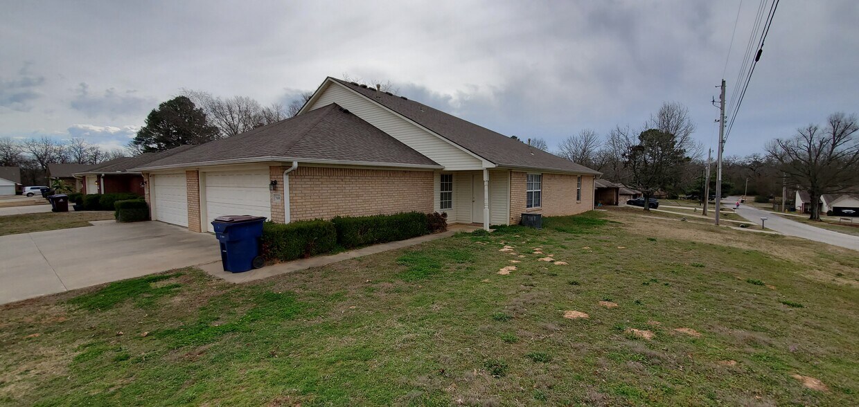 Primary Photo - 5600 Elmwood Pl
