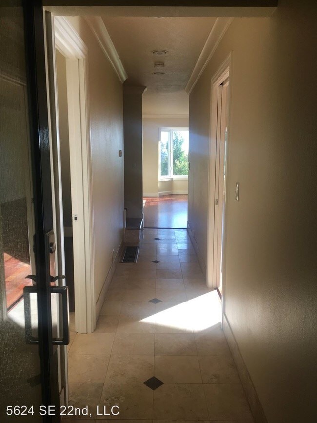 Building Photo - 6520 SW Canyon Ct