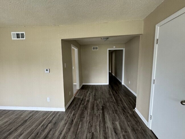 Foto del edificio - 87 Eastview Dr