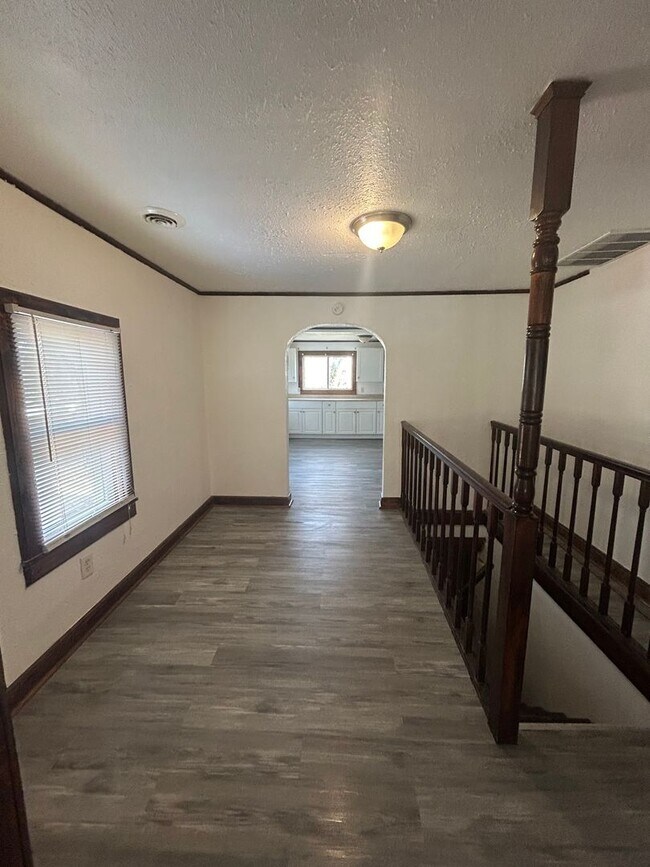 Building Photo - Updated 2 Bed 1 Bath House!!