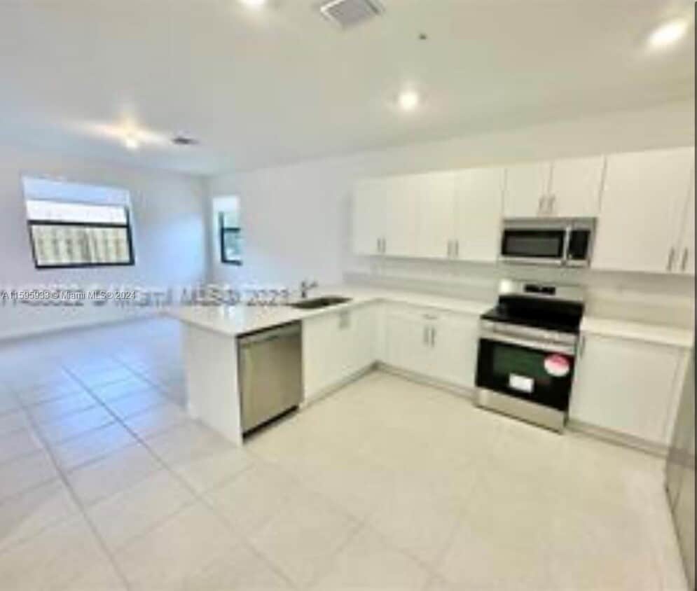 242 SW 159th Ln, Pembroke Pines, FL 33027 - Townhome Rentals