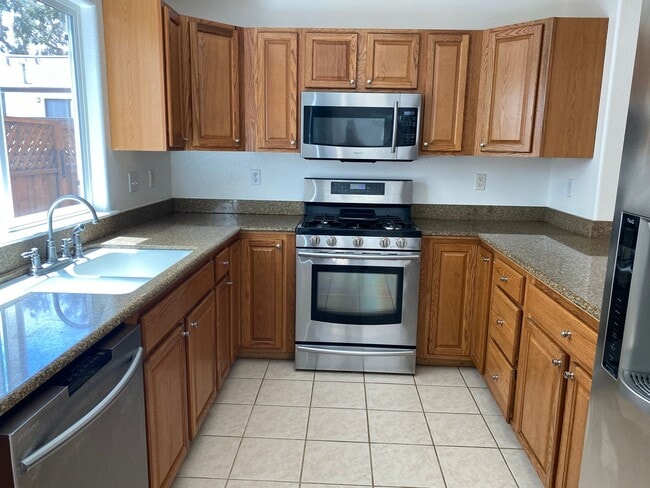 Building Photo - Spacious 3 Bedroom, 2.5 Bathroom Marina To...