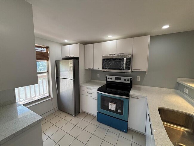 Foto del edificio - 6000 NW 64th Ave