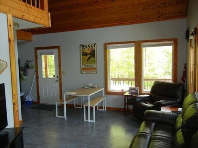 Foto del edificio - Charming 3BR House on Augur Lake 30 acre p...