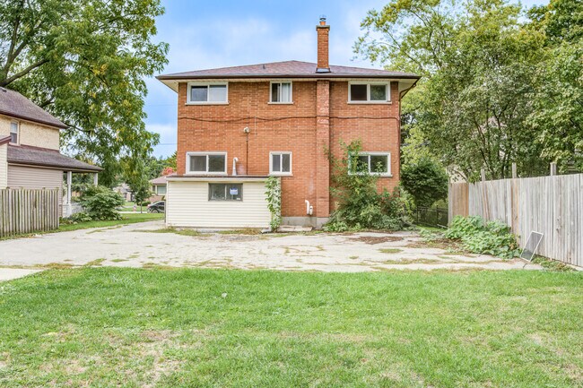 Building Photo - Stylish 1.5 Bedroom Apartment – All Utilities & Parking Included – $1,475/month