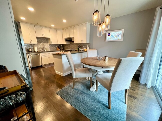 Building Photo - 1569 Oxford St