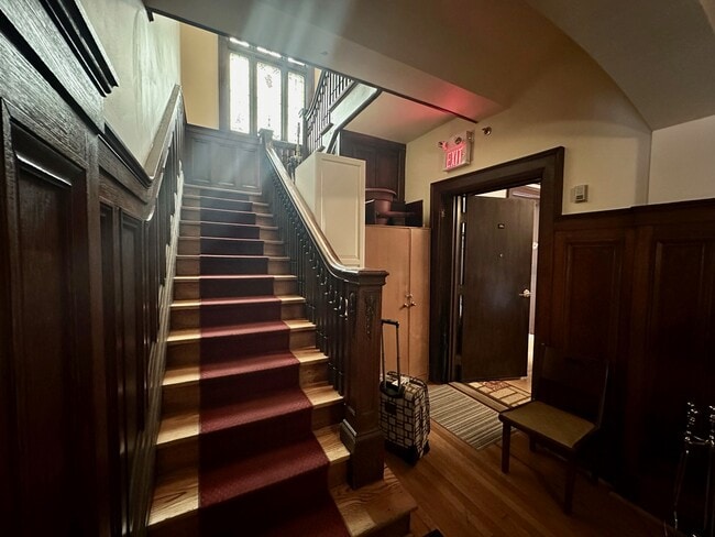 Building Photo - 646 Broadview Av