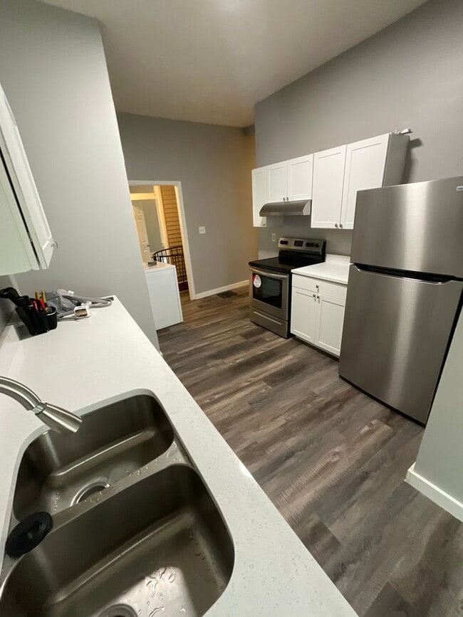 Building Photo - *August 2028* 5 Bedroom house 1 block off Kirkwood FULLY RENOVATED