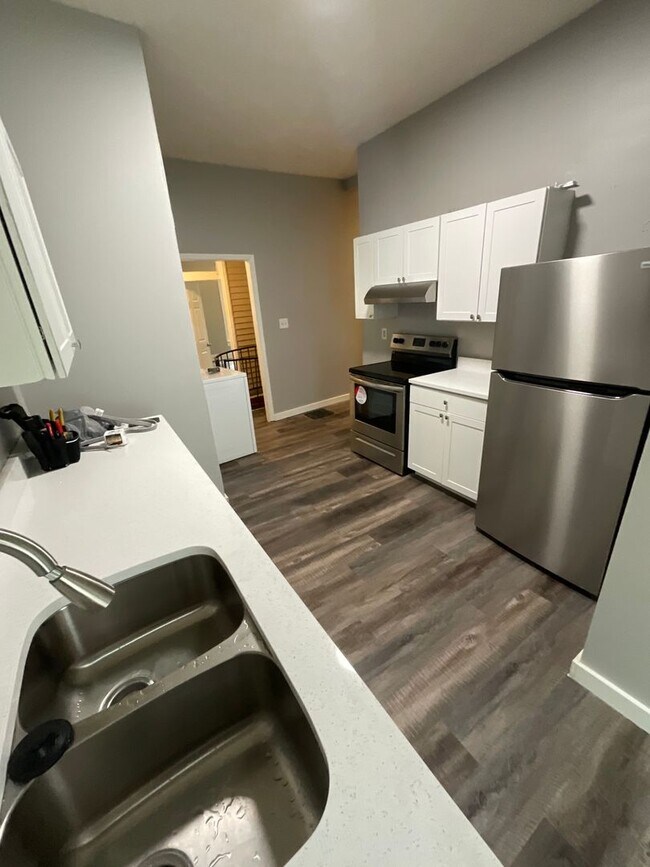 Foto del edificio - *August 2028* 5 Bedroom house 1 block off Kirkwood FULLY RENOVATED