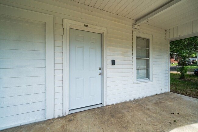 Foto del edificio - ? Adorable Bungalow Home in Highly Desirab...