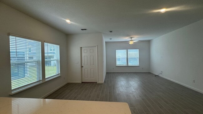 Building Photo - Charming 3BR Townhome with Screened-In Patio