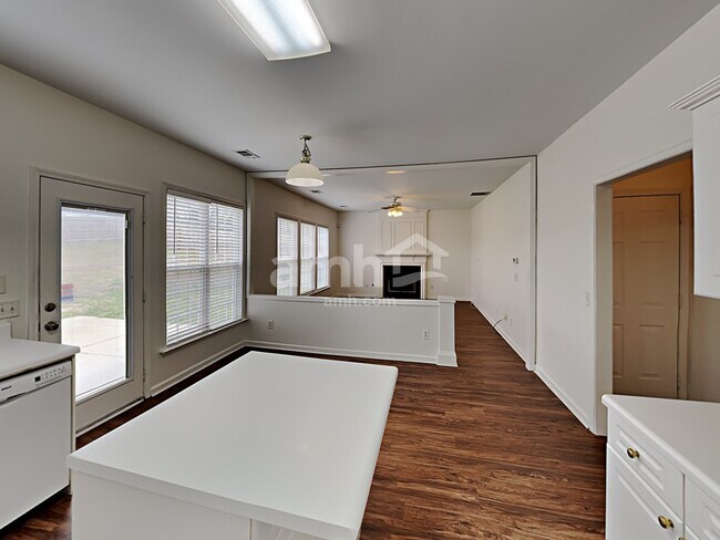 Foto del edificio - 2404 Newberry Lane