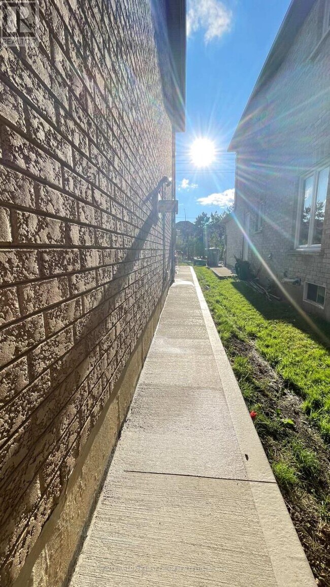 Building Photo - 61 Lent Crescent