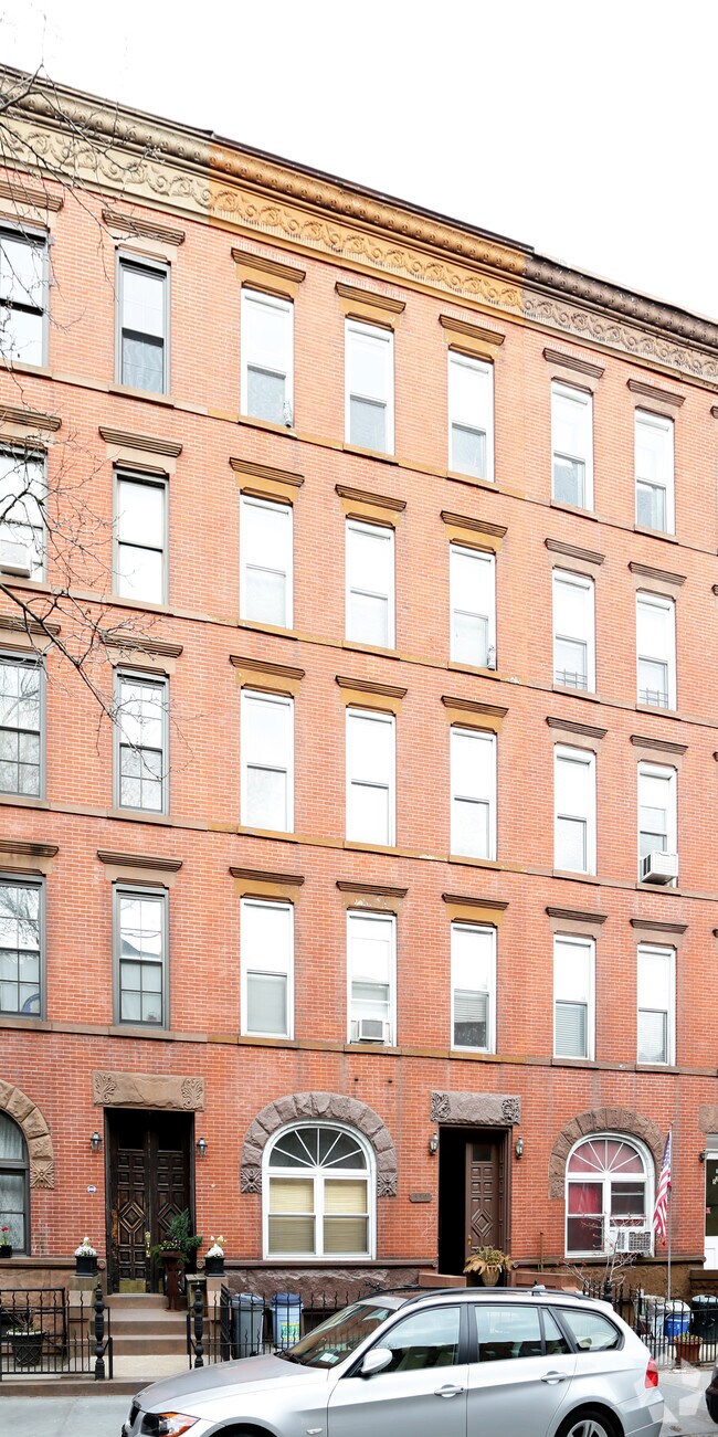 Building Photo - 530 Henry St