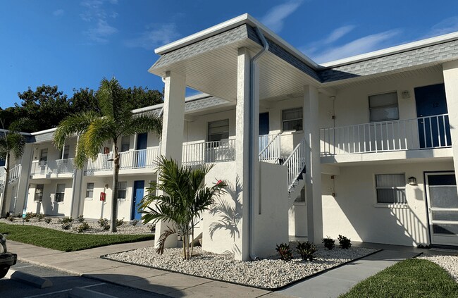 Building Photo - 2 Bed/1 Bath - Unit C3