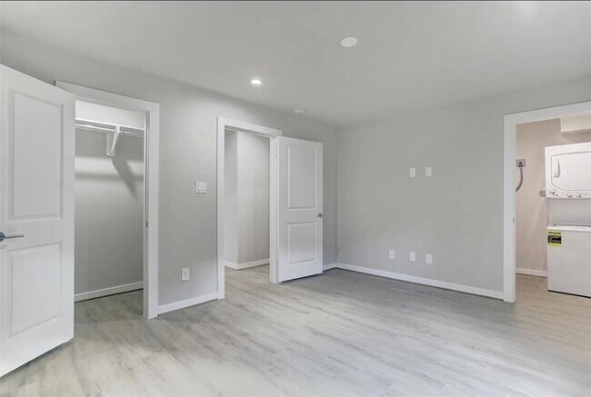 Foto del edificio - 645 E 11th 1/2 St