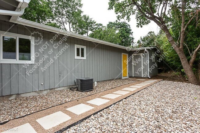 Building Photo - 2 br, 1 bath Duplex - 1117 Mariposa Dr B B