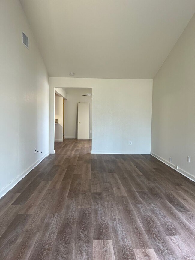 Foto del edificio - REMODELED 2 BED DUPLEX WITH PRIVATE YARD!!