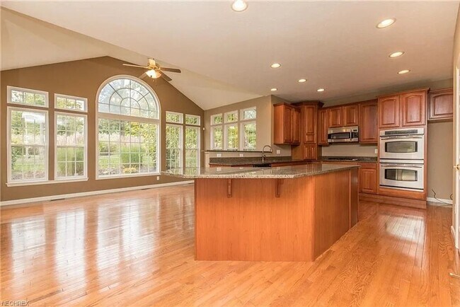 Foto del edificio - Spacious 4BR House in Twinsburg